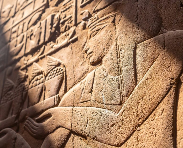 closeup-engravings-walls-luxor-temple-egypt_181624-38326